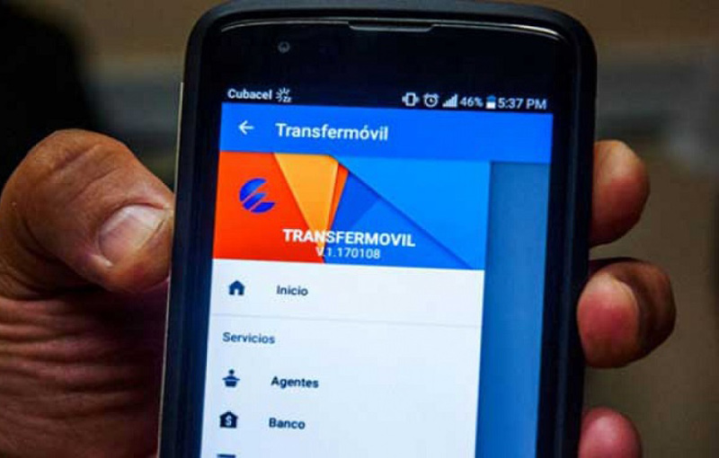 Bandec professionals will install the latest version of the Transfermovil application on cellular devices. Photo: Canal Caribe transfermovil
