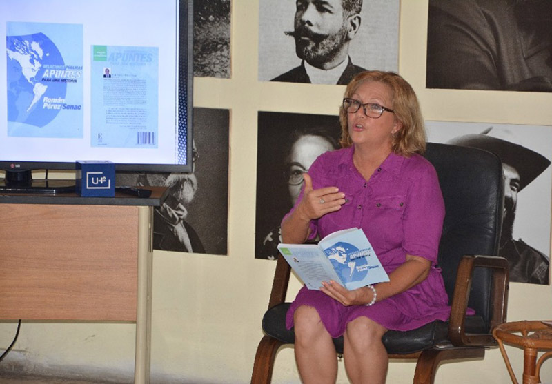 Mágdaleinis A. Serrano, Presidenta del Círculo de Relaciones Públicas de la Asociación de Comunicadores en Holguín. Coloquio RRPP 3
