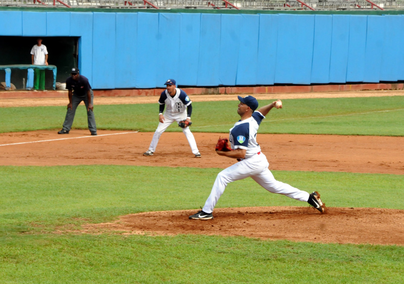 Artemisa se impuso 4-1 a Holguín, para igualar compromiso particular, en partido que duró solo cinco entradas en el estadio José Abreu, de Sagua de Tánamo . Foto: Elder Leyva beisbolHHH