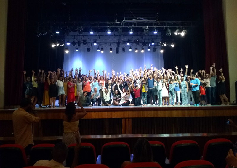 Foto colectiva del público y los bailarines sobre el escenario del Teatro Suñol, en homenaje al aniversario 27 de Codanza. Foto de la autora codanza 2