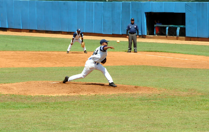Rubén Oris lanzó con efectividad, pero no pudo evitar la derrota de los Cachorros. Foto: Elder Leyva pelota hg martes 1