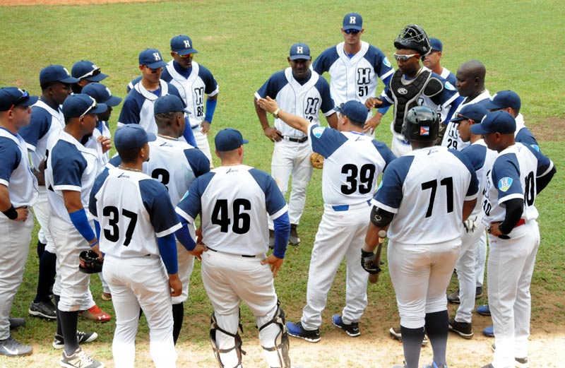 Los holguineros deben recuperar terreno para aspirar a la clasificación. pelota hg martes 2