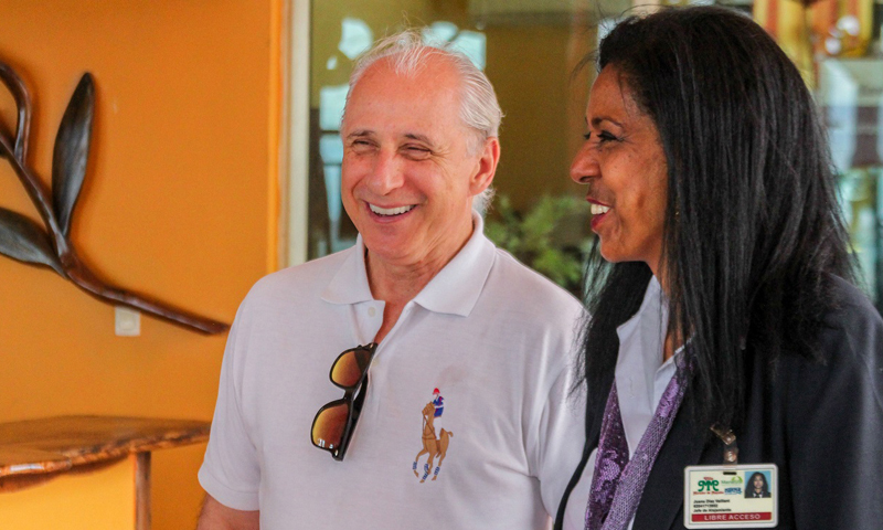 El Sr. José Carlos de Santiago, presidente del Grupo Excelencias, junto a Juana Díaz, jefa de alojamiento de la Villa Mirador de Mayabe durante su visita a esa instalación. Fotos: Juan Pablo Aguilera Torralbas Foto: Juan Pablo Aguilera Torralbas