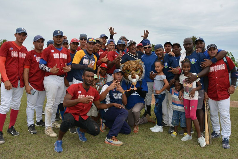 Equipo de Báguanos Campeón de la XLIII Serie Provincial de Béisbol. Fotos: Yanara Serrano baguanos1