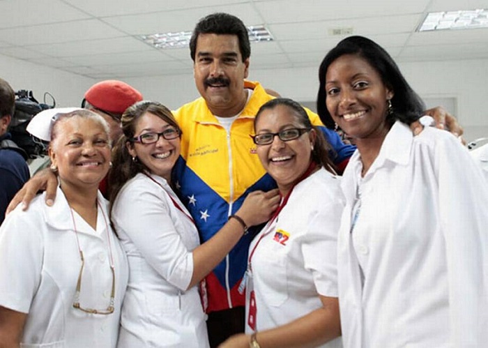 nicolas maduro recibe a medicos cubanos venezuela