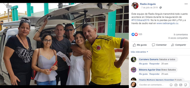 Ania Delia Infante, junto compañeros de trabajo, durante una cobertura de prensa. Captura de pantalla del perfil institucional de Radio Angulo en Facebook. Entrevista A Delia 02