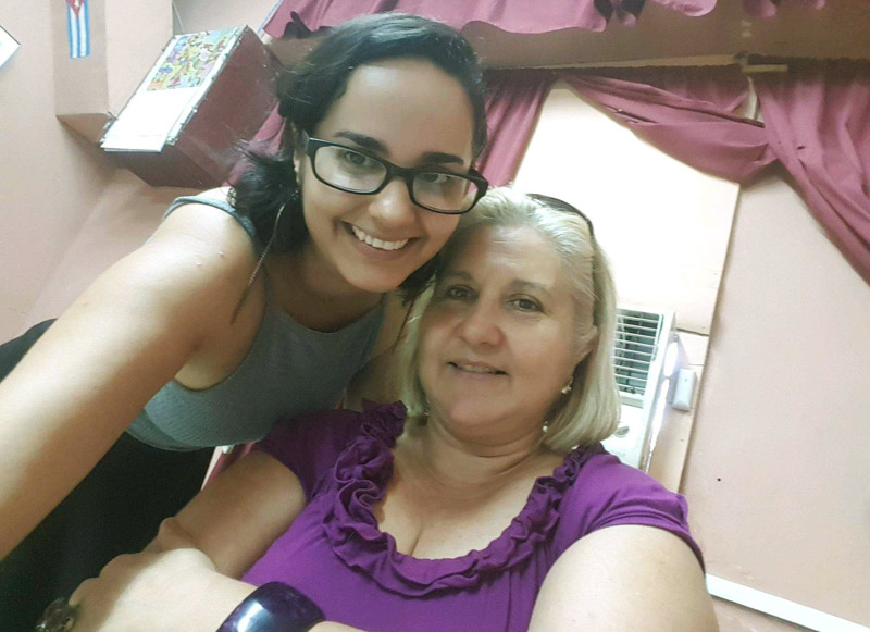Ania Delia junto a su madre, Ania Fernández, periodista del semanario ¡ahora! Tomada del perfil de Facebook de la entrevistada. Entrevista A Delia 05