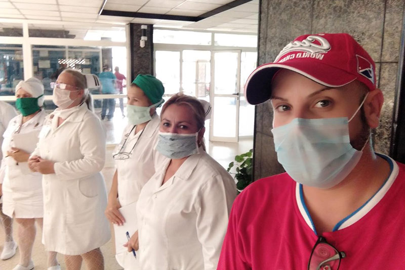 El cantante y compositor Nadiel Mejías, tras aportar a la lucha contra el Coronavirus desde el arte y la confección de nasobucos, ahora enfrenta la enfermedad como voluntario en la zona roja del Hospital Clínico Lucía Íñiguez. Fotos: Cortesía del Entrevistado Nadiel Mejias entrevista 00