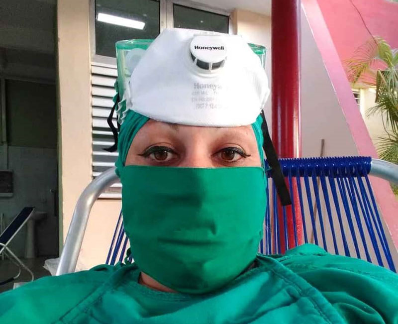 Hiromi Quiñones Rodríguez,doctora holguinera que trabaja en el Hospital Militar “Fermín Valdés Domínguez”, uno de los centros de aislamiento para tratar a los casos confirmados o con síntomas de la COVID-19. Foto: Cortesía de la entrevistada entrevista Hiromi covid Suñol 02