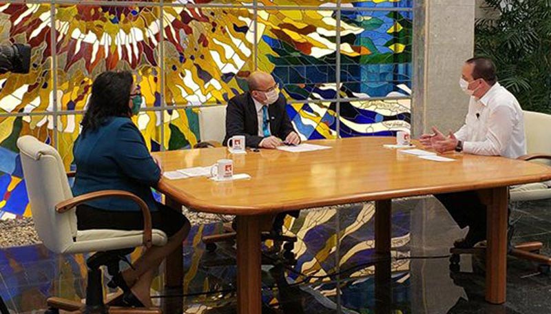 Autoridades del Ministerio de Salud Pública comparecen este viernes en la Mesa Redonda. Foto: Cubadebate mesa redonda covid 19 abril 3