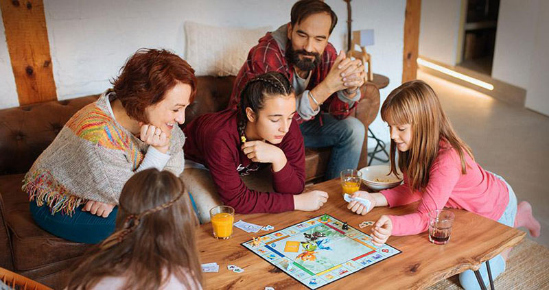quedarse en casa caricatura familia