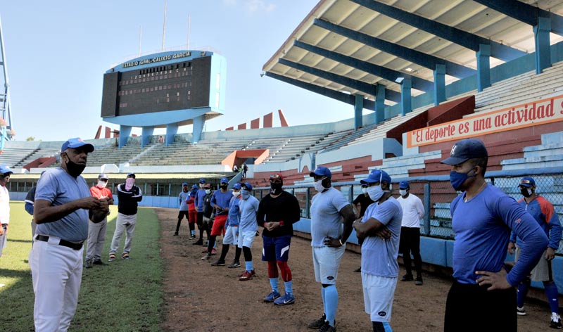 Cachorros holguineros regresan a los entrenamientos con miras a la LX Serie Nacional de Béisbol. Fotos: Elder Leyva Cachorros entrenamiento