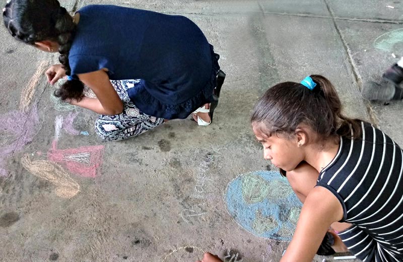 Los niños reflejaron, a través de sus dibujos, cómo protegen el medio ambiente desde sus escuelas, hogares y la comunidad Fest pintando calle