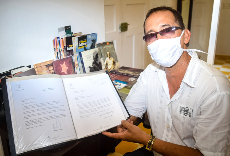 El restaurador holguinero Jorge Luis Betancourt Sánchez, muestra el epistolario que contiene la correspondencia que él sostuvo durante dos décadas con Eusebio Leal Spengler, recién fallecido historiador de La Habana, también se hace acompañar de los libros que recibió como regalo de Leal HCS jorgeluis restaurador 1