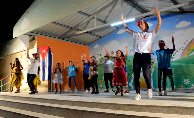 La compañía infantil Ronda de los Sueños amenizó el evento Mestre inauguracion 05