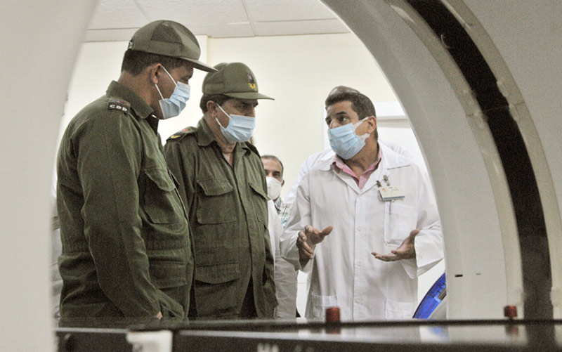 Ernesto Santiesteban Velázquez, presidente del Consejo de Defensa Provincial, dejó oficialmente abierto este nuevo servicio en el hospital universitario Vladimir Ilich Lenin Tomografo Lenin ELA 3