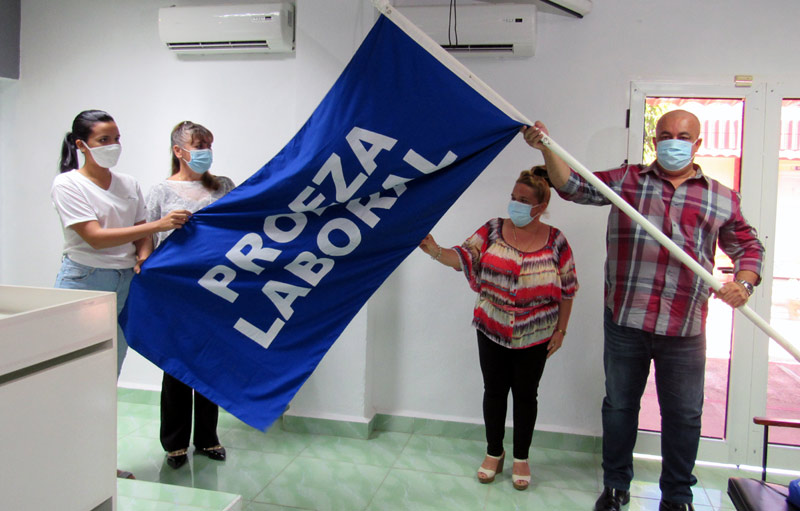 René Rodríguez Morales, Delgado Provincial de Transporte en Holguín, en representación de los transportistas holguineros, recibió la bandera de Proeza Laboral de manos de Arelis Marrero Guerrero, miembro del Buró Provincial del PCC en el territorio. Fotos: Alexis del Toro Transporte Proeza laboral 01
