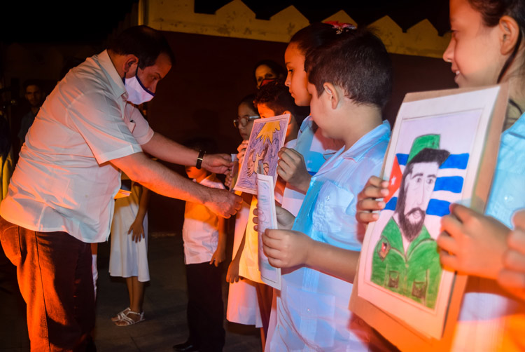 Fernando González Llort, Héroe de la República de Cuba, presidente del Instituto Cubano de Amistad con los Pueblos (Icap), recibe como regalo los dibujos realizados por un grupo de niños, en la Gala por el aniversario 60 del ICAP en Holguín, Cuba el 10 de diciembre de 2020. Fotos: Heidi Calderón Sánchez. Gala ICAP 1