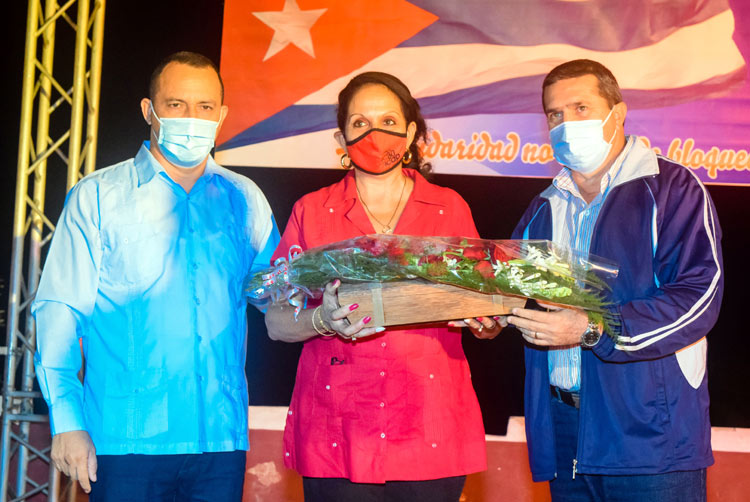 Lupe Isabel Fernández, delegada del Instituto Cubano de Amistad con los Pueblos en la provincia de Holguín recibe el Hacha de Holguín, máxima distinción que otorga el gobierno en la provincia, de manos de Julio Cesar Estupiñán Rodríguez, Gobernador de la provincia y Ernesto Santiesteban Velázquez, Primer Secretario del PCC en el territorio, en la Gala por el aniversario 60 del ICAP en Holguín Gala ICAP 3
