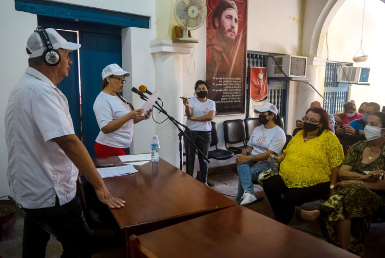 La CMKO Radio Angulo lanza una campaña para celebrar su aniversario 85 como cabeza del sistema radial en la provincia de Holguín, en el oriente de Cuba. Fotos: Heidi Calderón HCS campañaradioangulo 1