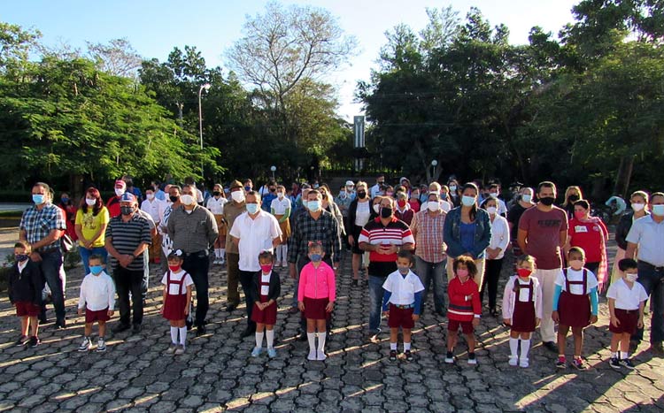 Un representación de estudiantes asistió al homenaje calixto acto plaza 2