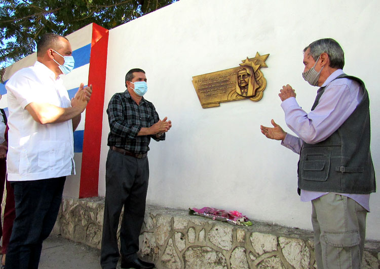 En esta jornada se develó una tarja en homenaje a Lucía Íñiguez, madre del insigne patriota calixto acto plaza 4