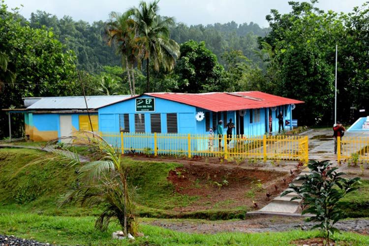 La escuela primaria Inocencio Villalba Sánchez exhibe una renovación en su carpintería, cerca perimetral, baños y mobiliario. la melba 2