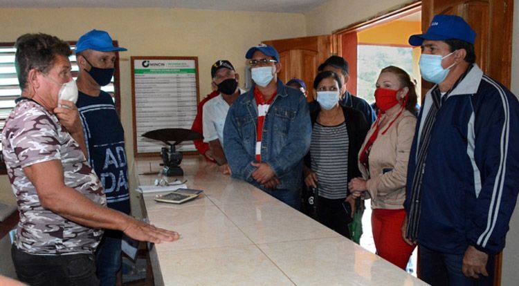 Ernesto Santiesteban Velázquez y Julio César Estupiñán Rodríguez, máximas autoridades políticas y gubernamentales de la provincia de Holguín, respectivamente, visitaron La Melba. la melba 6