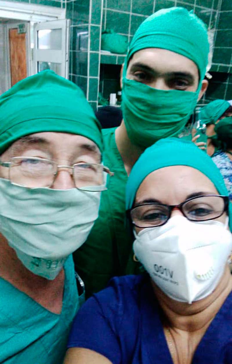 Los doctores Yanet Hidalgo y Goar junto a un residente en cirugía satisfechos por los resultados del acto quirúrgico operacion recien nacida 409