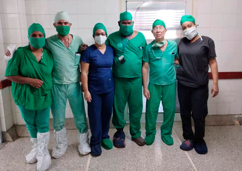 Parte del equipo multidisciplinario que intervino a la recién nacida y a la madre. Fotos: De la Periodista Haydee Vera Batista operacion recien nacida 412