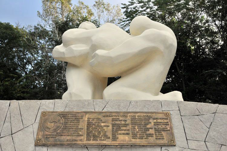 Monumento erigido en memoria de los mártires de las Pascuas Sangrientas. Fotos: Elder Leyva pascuas acto h1