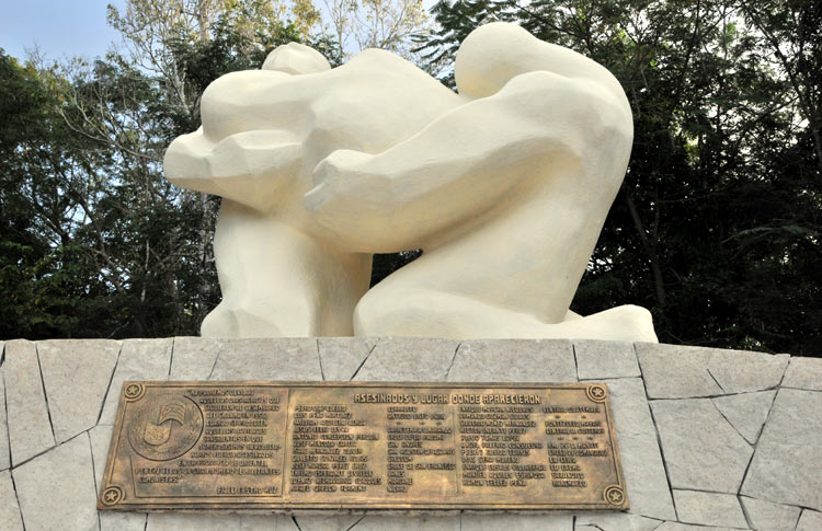 Monumento erigido en Holguín, memoria de los mártires de las Pascuas Sangrientas. Foto: Elder Leyva pascuas monumento