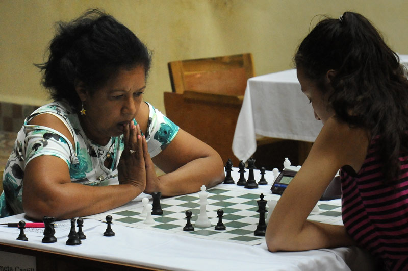 Este domingo transcurrió la tercera ronda del torneo semifinal de ajedrez para damas que se celebra en la Academia Eradio Domínguez de la ciudad de Holguín. Foto: Carlos Rafael Ajedrez semi fem C Rafael 2