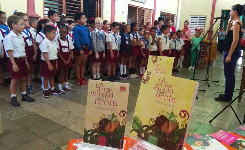 Presenta Ediciones La Luz en Holguín audiolibro Dice el musgo que brota. Audiolibro niños La Luz 1