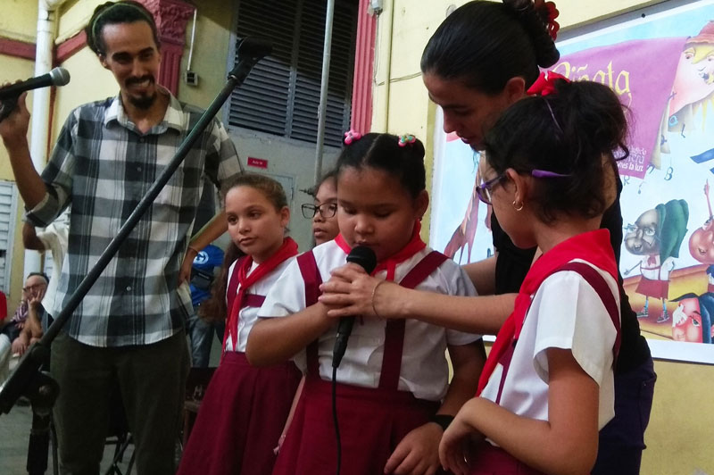 La presentación tuvo lugar en la escuela para niños ciegos y débiles visuales, La Edad de Oro. Audiolibro niños La Luz 3