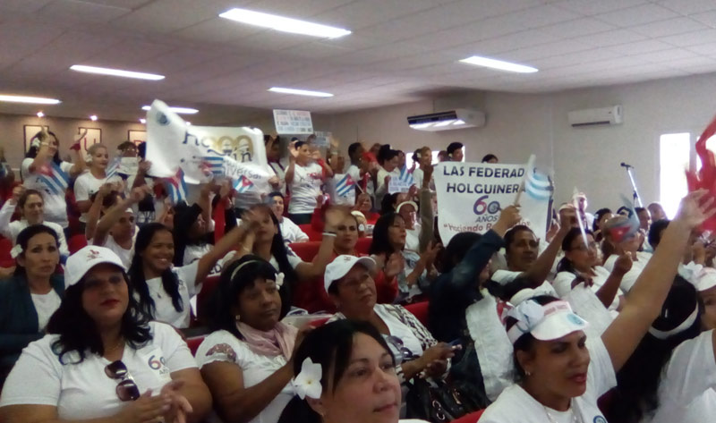 Analizan federadas holguineras retos de la organización en el territorio con miras al aniversario 60 de la FMC. Fotos de la autora FMC Hg congreso 1