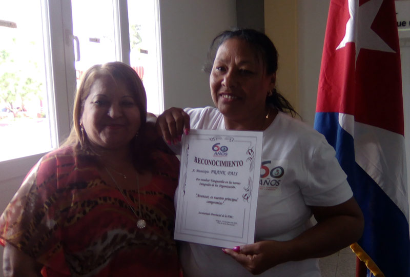 Teresa Amarelle, secretaria general de la FMC en el país durante la entrega del certificado de Vanguardia al municipio de Frank País. FMC Hg congreso 3