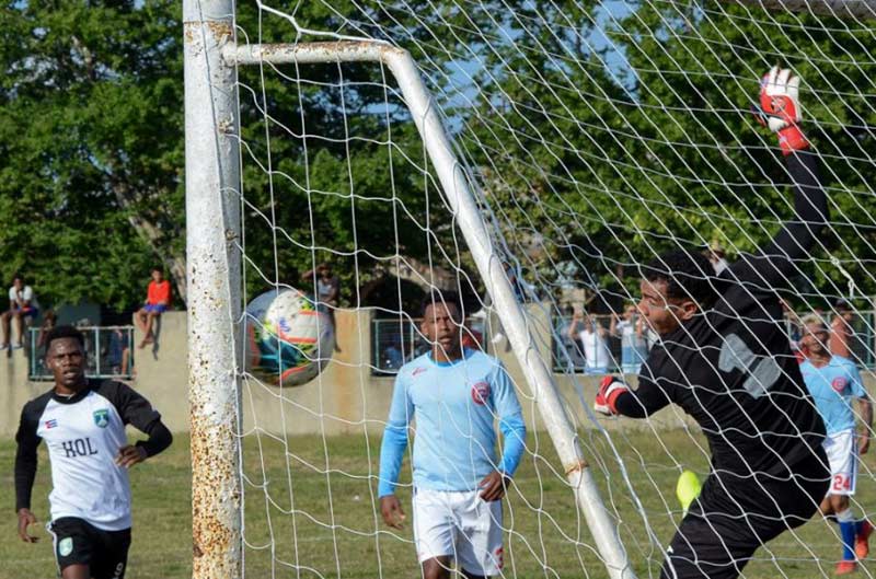 El holguinero José Ramón Casa del Valle contribuyó en la victoria del equipo granmense, ahora como refuerzo, en el inicio del Torneo Clausura de Fútbol.Foto: Aldia.cu Futbol Torneo Clausura Aldia