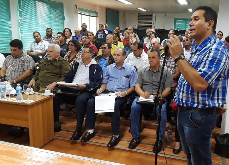 El Comandante de la Revolución Ramiro Valdés Menéndez chequea producción e inversiones de Níquel en Moa. Foto: Carlos Rafael Ramiro moa recorrido 1