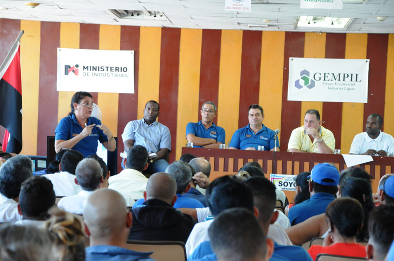 Trabajadores de la UEB Gráfica de Holguín General José Miró Argenter realizaron la discusión del presupuesto y el plan de la economía para el año 2020. poligrafico 1
