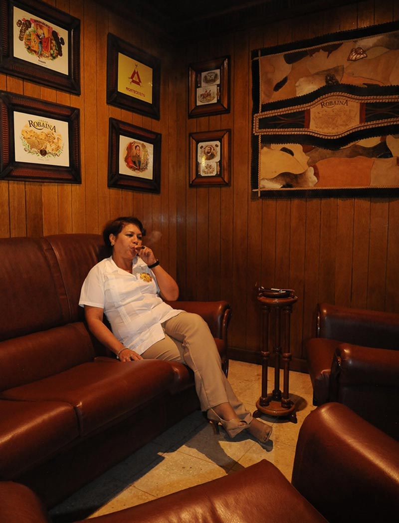 Ellas además de vender demuestran como se fuma un buen puro cubano. Habanos Guardalavaca C.Rafael 3