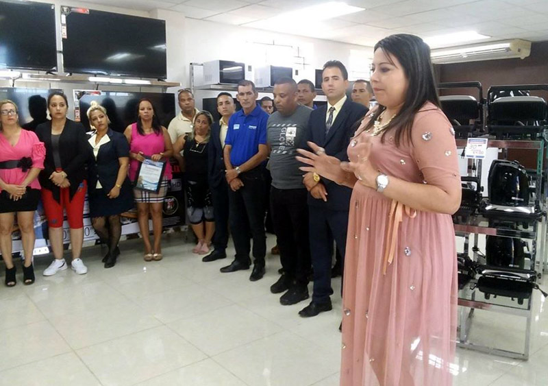 Elizabeth Reyes Velázquez, gerente general de Tiendas CARIBE en la provincia estuvo en la apertura de la tienda moa tienda caribe MLC 2