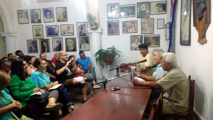 La presentación del libro estuvo a cargo de su editor, Fidel Fidalgo, quien avaló las cualidades altamente curativas de la risa y por ende de la novedad editorial, que se presentaba al público. onelio libro H1