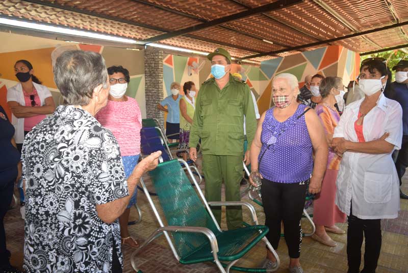 Ernesto Santiesteban Velázquez, presidente del Consejo de Defensa provincial, deja inaugurada Casa de los abuelos a propósito de la celebración del aniversario 67 del asalto a los Cuarteles Moncada y Carlos Manuel de Céspedes en el poblado de Buenaventura, capital del municipio de Calixto García, provincia de Holguín HCS inaug obras Calixto garcia 3