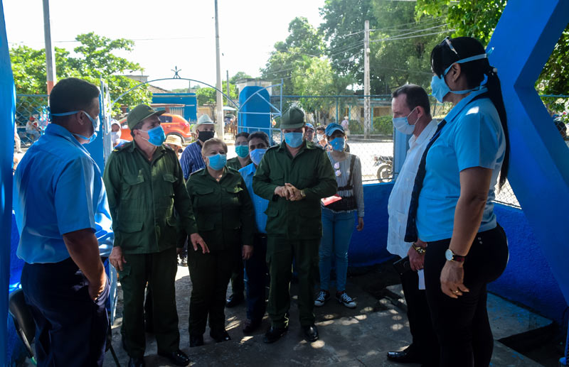 Ernesto Santiesteban Velázquez, presidente del Consejo de Defensa provincial y Julio Cesar Estupiñán Rodríguez, Gobernador de la provincia de Holguín, inauguran oficina de Correos, a propósito de la celebración del aniversario 67 del asalto a los Cuarteles Moncada y Carlos Manuel de Céspedes en el poblado de Buenaventura, capital del municipio de Calixto García HCS inaug obras Calixto garcia 6