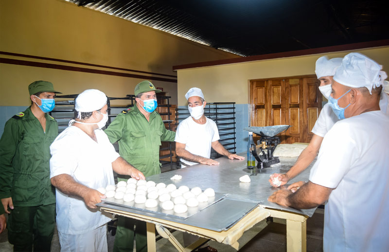 Ernesto Santiesteban Velázquez, presidente del inaugura panadería a propósito de la celebración del aniversario 67 del asalto a los Cuarteles Moncada y Carlos Manuel de Céspedes en el poblado de Buenaventura, capital del municipio de Calixto García HCS inaug obras Calixto garcia 7