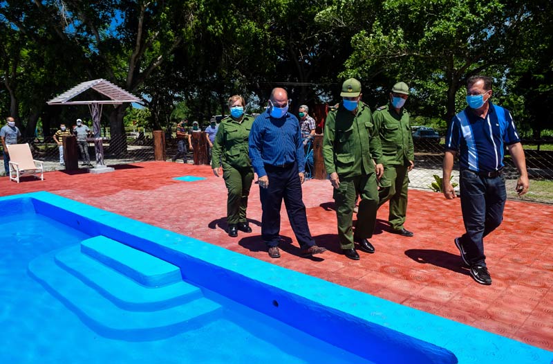 Ernesto Santiesteban Velázquez, presidente del Consejo de Defensa provincial y Julio Cesar Estupiñán Rodríguez, Gobernador de la provincia de Holguín, inauguran Campamento de pioneros, a propósito de la celebración del aniversario 67 del asalto a los Cuarteles Moncada y Carlos Manuel de Céspedes en el poblado de Buenaventura, capital del municipio de Calixto García HCS inaug obras Calixto garcia 9