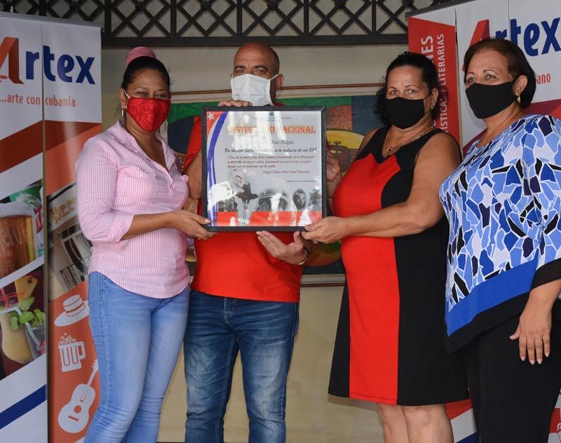 La sucursal de Artex en Holguín recibió por segundo año la Condición de colectivo Distinguido Nacional.Fotos: Carlos Rafael artex dist nacional 1