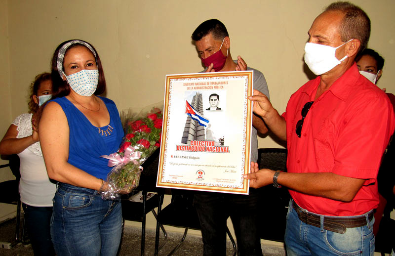 En el agasajo de los trabajadores de la Administración Pública en Holguín, CANEC SA recibió el reconocimiento “Distinción Nacional”. Foto: Alexis del Toro canec hg