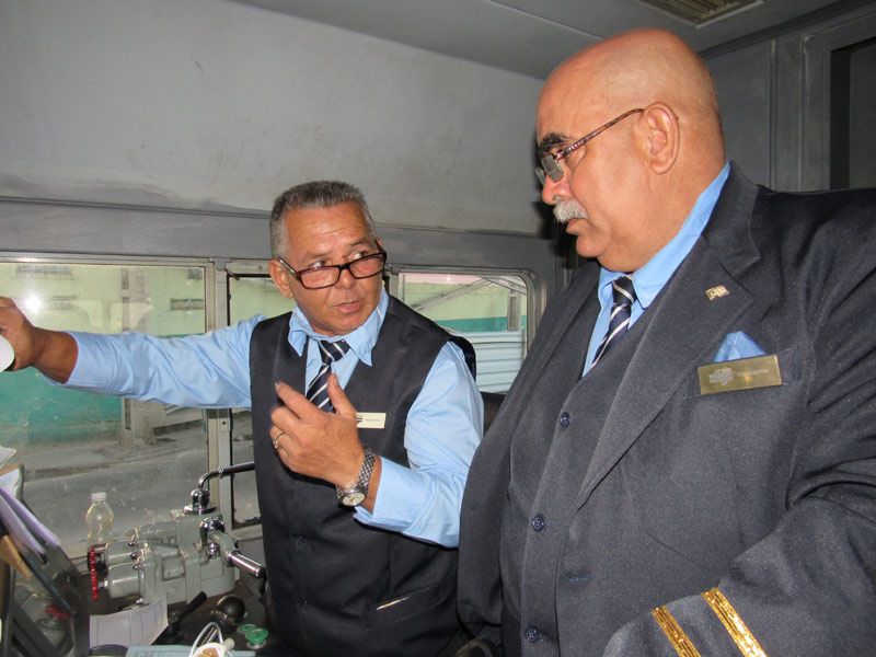 Maquinista y conductor ultiman los detalles antes de la salida del tren. tren aniversario 3